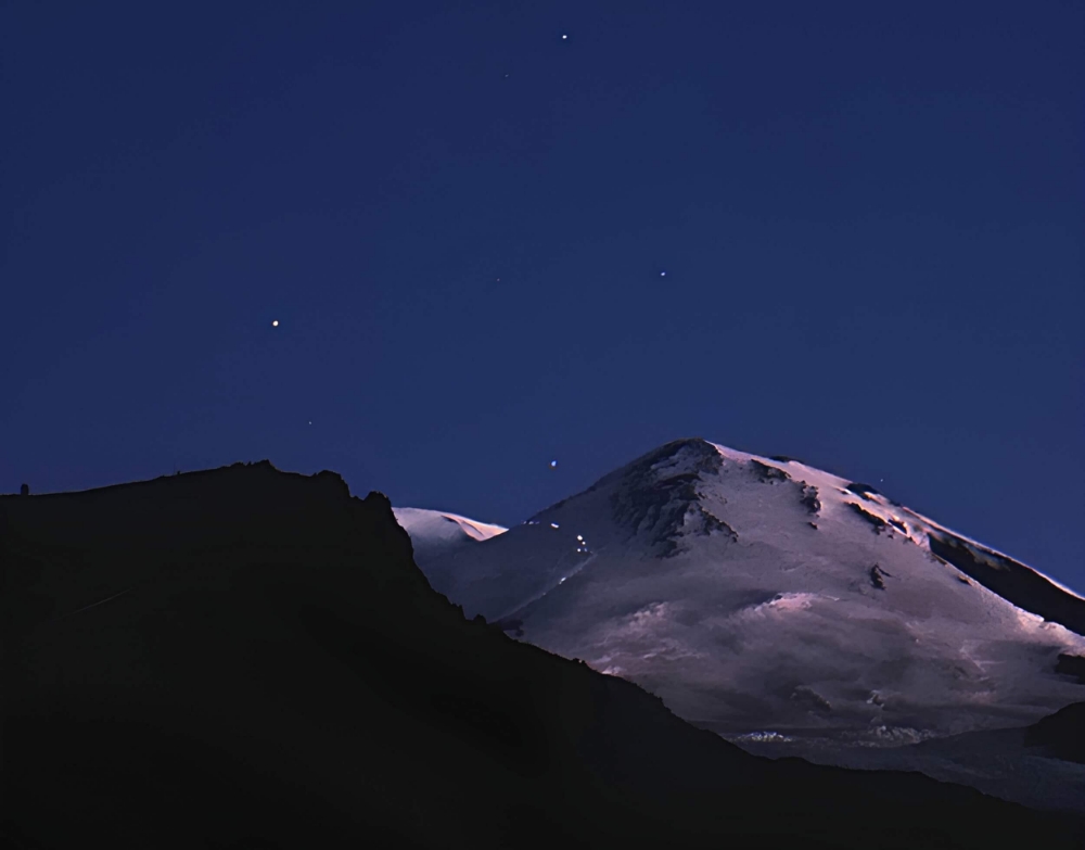 Nochnoy-peizazh-Elbrus